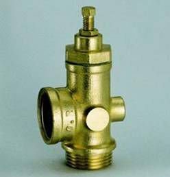 配合雪花飘落的特效与破碎感眼神