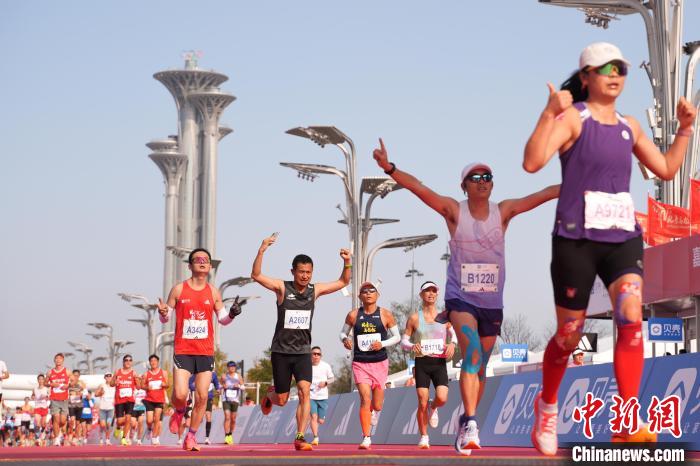 本年度北京马拉松仍以天安门广场为起点，全员