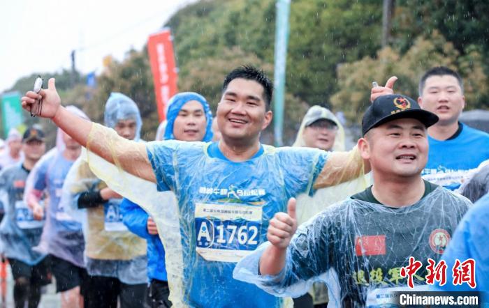 3000跑者穿越油菜花海 融城半马点燃乡村生态旅游