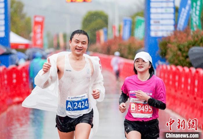 3000跑者穿越油菜花海 融城半马点燃乡村生态旅游