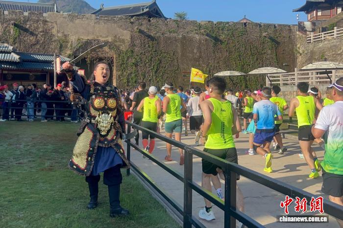 横店马拉松上演影视穿越奇观跑者沉浸式体验