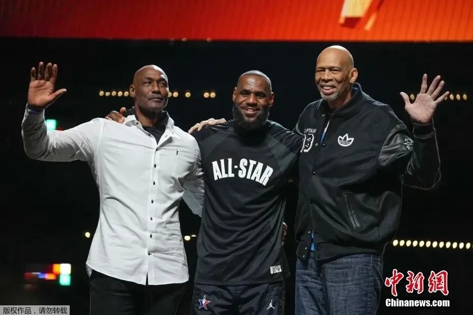 詹姆斯对鹈鹕首节命中三分，职业生涯总分突破